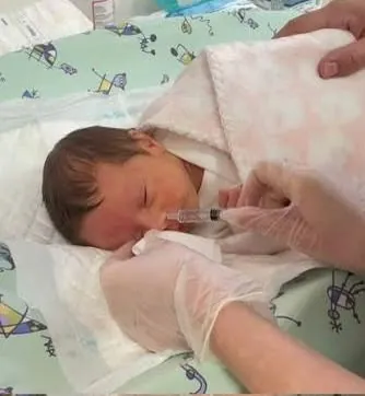 Bebé recibiendo un lavado nasal con jeringa