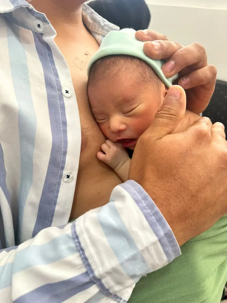 Bebé piel con piel sobre el pecho de un adulto
